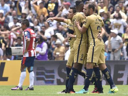 Los jugadores de Pumas celebran la victoria contra Chivas
