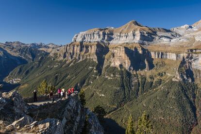 The Ordesa lookouts (Huesca). These peaks of Huesca are peppered with lookout points that are made from rock walls that were formally used for defense. These include the King lookout, or the one at Acunta point (pictured above), which has an impressive view overlooking forests of firs and beech trees as well as snow-covered mountains. Nature clubs often organize guided hikes to these sights, and tourism taxi and bus routes are also available from Huesca as well as from Nerín.