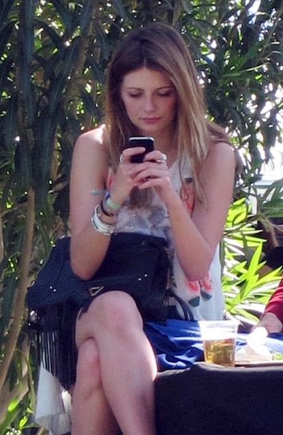 Mischa Barton 'whatsappeando': "Hey, nos vemos en el escenario principal cuando toquen The Black Keys.xoxo".