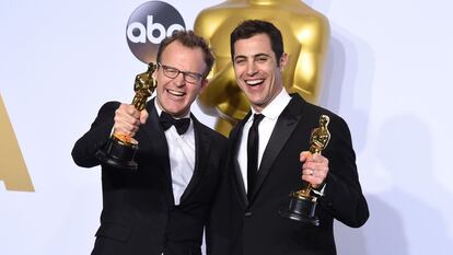 Tom McCarthy (izquierda) y Josh Singer posan con los Oscar a mejor guión por el filme 'Spotlight'.