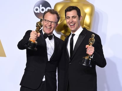 Tom McCarthy (izquierda) y Josh Singer posan con los Oscar a mejor guión por el filme 'Spotlight'.