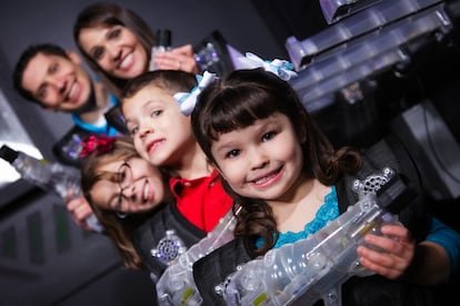 Los 'laser tag' son espacios en los que los niños se ponen unos chalecos-armadura con sensores y llevan unos fusiles láser.