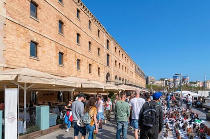 Puestos callejeros junto a los antiguos Almacenes Generales de Comercio, hoy sede del Museo de Historia de Cataluña.
