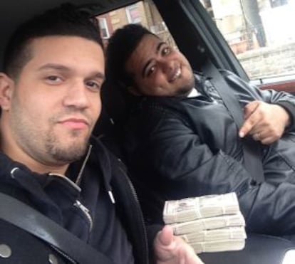 Elvis Rafael Rodríguez y Emir Yasser Yeje con billetes de los cajeros.