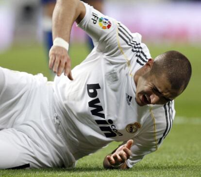 Benzema se duele por un golpe en el encuentro del pasado sábado contra el Espanyol.