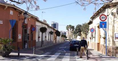Una vista de una de las calles de casas bajas del barrio obrero de Vistahermosa en Alicante. 
