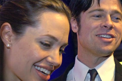 Angelina Jolie y Brad Pitt acuden a una sesión en el Foro Económico de Davos en Suiza. La hija de ambos, Shiloh Nouvel Jolie-Pitt, ha nacido por cesárea.