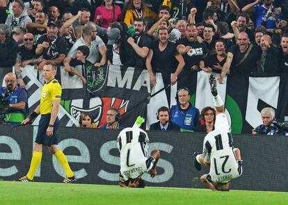 Los jugadores del Juventus, el argentino Paulo Dybala (d) y el colombiano Juan Cuadrado (c), celebran un gol ante el Barcelona.