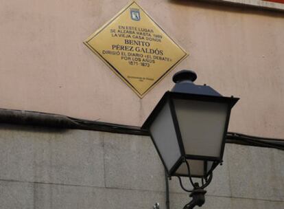 Placa dedicada a Galdós en la calle Fomento número 15 de Madrid
