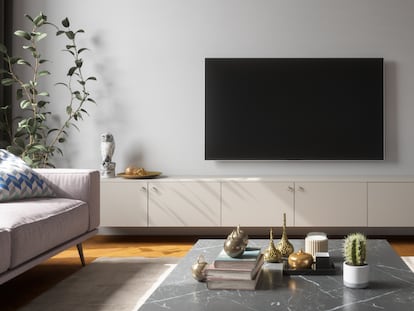 Cuelga tu televisión en cualquier estancia de tu hogar de manera sencilla con estos soportes de pared. GETTY IMAGES.