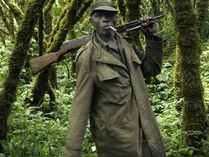 Imagen de archivo de un guardabosques en el parque de Virunga.