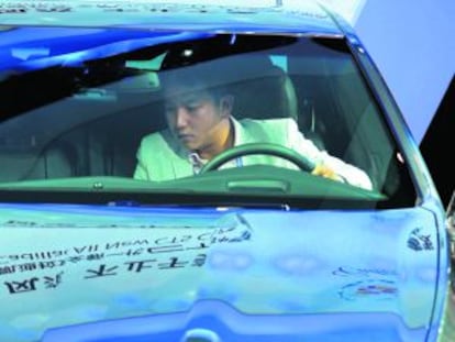 Un asistente al China Auto Show, celebrada en Pekín del 21 al 29 de abril, prueba uno de los vehículos.