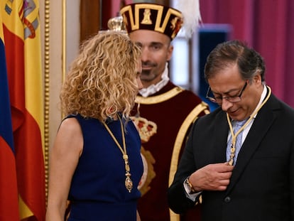 El presidente colombiano, Gustavo Petro, junto a la presidenta del Congreso, Meritxell Batet, este miércoles en el Congreso.