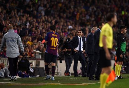 Ernesto Valverde, entrenador del Barcelona, mira como Lionel Messi se retira lesionado