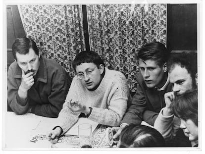 El pensador francés Guy Debord asiste a la 3ª Conferencia de la Internacional Situacionista con los artistas L. Fischer y H. Houdejans. Múnich, abril de 1959.