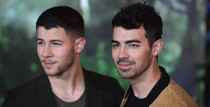 Los músicos Nick y Joe Jonas en la premiere de 'Jumanji: Bienvenidos a la Jungla'.