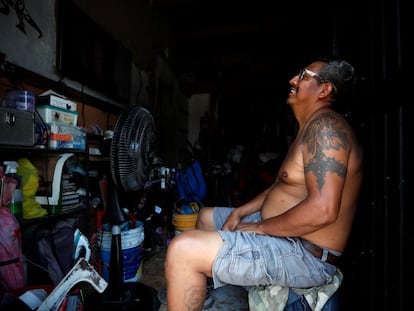 Un hombre se sienta frente a un ventilador en Monterrey (Nuevo León), el 15 de junio.