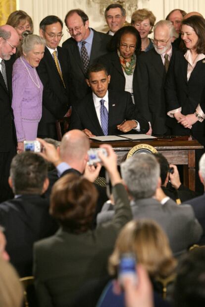 Obama firma el permiso para investigar con embriones en 2009.