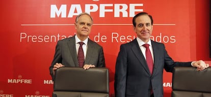 Esteban Tejera (izda.), vicepresidente primero de Mapfre, junto Antonio Huertas, presidente de la entidad.