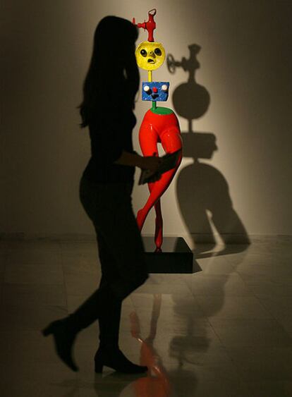 <i>Jeune fille s'évadant</i> (1967), una de las obras de Joan Miró, ayer en el Centro Cultural Bancaja.