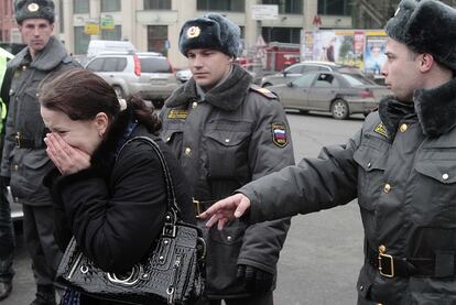 Una mujer llora a la salida de la estación de Lubyanka.