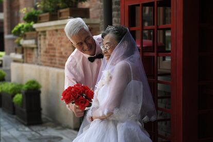 Chen Guozhi, de 85 años, y su mujer Chen Suzhen, de 82, posan durante un evento para recrear las fotos de boda de parejas mayores que lleven más de 50 años casadas por el festival Qixi, el San Valentín chino, en Tianjin (China).