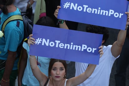 <b>Manifestación en Barcelona.</b> Una joven con el cartel "#NoTenimPor" (No tenemos miedo) en la manifestación contra los atentados yihadistas en Cataluña en las calles de Barcelona.