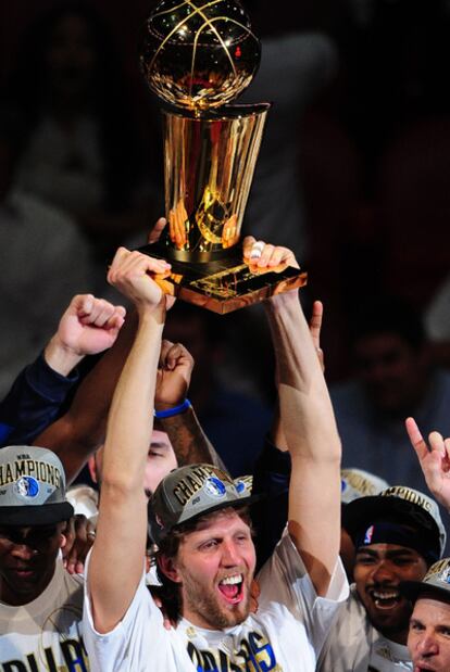 Nowitzki levanta el trofeo de campeón de la NBA.