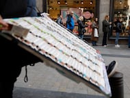 Largas colas en la administración de lotería 'Doña Manolita' en el centro de Madrid, este miércoles, en un intento de obtener el décimo ganador de El Gordo. EFE/ Mariscal