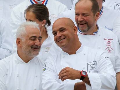 Los chefs Guy de Savoy y Jerôme Bocuse en un acto en el Elíseo.