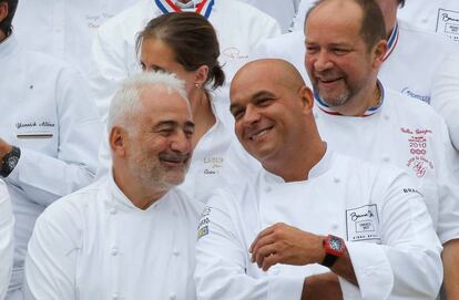 Los chefs Guy de Savoy y Jerôme Bocuse en un acto en el Elíseo.