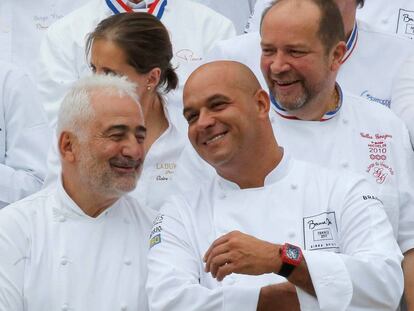 Los chefs Guy de Savoy y Jerôme Bocuse en un acto en el Elíseo.