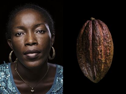 Josiane Adopo, de 40 años, con una cabosse (el fruto del cacao).
