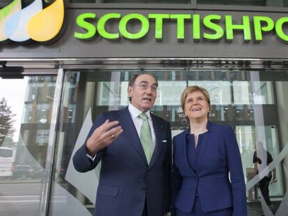 El presidente de Iberdrola, Ignacio Gal&aacute;n, y la primera ministra de Escocia, Nicola Sturgeon en Glasgow.