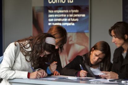 Alumnos participan en una feria de empleo de la Universidad Politécnica de Valencia.