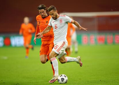 Canales disputa el balón con Hateboer en el partido entre Holanda y España.
