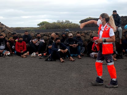 Una patera con 31 hombres de origen magrebí a bordo ha llegado este viernes por sus propios medios a la costa de los Jameos del Agua, en Haría (norte de Lanzarote).
