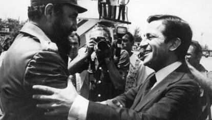 Adolfo Su&aacute;rez (d) saluda a Fidel Castro en un viaje a La Habana en 1978.