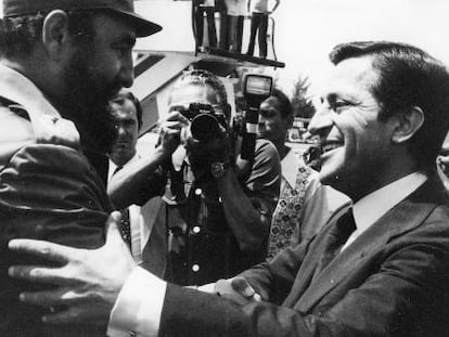 Adolfo Su&aacute;rez (d) saluda a Fidel Castro en un viaje a La Habana en 1978.