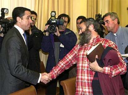 Eduardo Zaplana y Juan Manuel Sánchez Gordillo se estrechan la mano antes de la reunión que mantuvieron ayer.