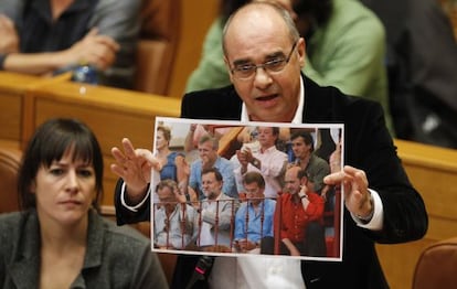 Jorquera muestra en el Parlamento una foto de Feijóo con el intermediario de la trama de los cursos (con camisa rosa).