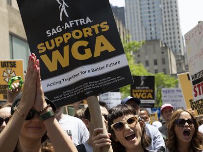 Integrantes del sindicato de actores de Hollywood durante una manifestación a favor de los guionistas, este 6 de junio.