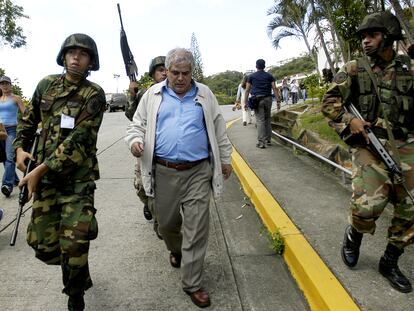 Enrique Mendoza es escoltado después de votar en un referéndum sobre Hugo Chávez en Caracas (Venezuela), el 15 de agosto de 2004.
