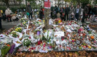 Homenaje floral a los fallecidos en París, cerca de la sala Bataclán.