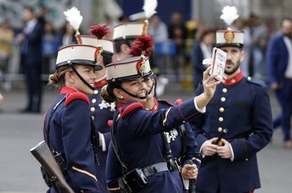 Miembros de la Guardia Real se fotografían después de participar en el desfile.