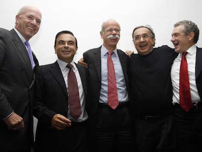 De izquierda a derecha: Carl-Peter Forster, presidente de General Motors Europa; Carlos Ghosn, presidente de Renault-Nissan; Dieter Zetsche, presidente de DaimerChrysler; Sergio Marchionne, presidente de Fiat, y Christian Streiff, presidente de PSA, Peugeot-Citroën, tras la reunión de la Asociación de Constructores Europeos de Automóviles celebrada el pasado miércoles en Francfort.
