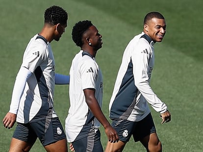 Bellingham, Vinicius y Mbappé, este lunes durante un entrenamiento del Real Madrid.