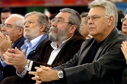 Felipe González, Cándido Méndez y Juan Carlos Rodríguez Ibarra, en el mitin del PSOE en Vistalegre.