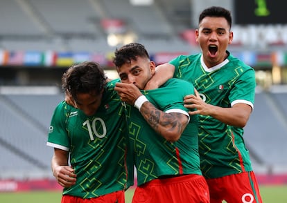 Diego Lainez, Alexis Vega y Carlos Rodríguez celebran el primer gol contra Francia, este jueves en los Juegos Olímpicos.