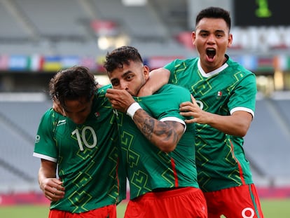 Diego Lainez, Alexis Vega y Carlos Rodríguez celebran el primer gol contra Francia, este jueves en los Juegos Olímpicos.